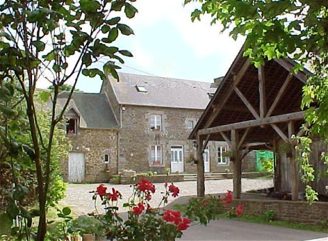 Entr&eacute;e du g&icirc;te c&ocirc;t&eacute; chambres