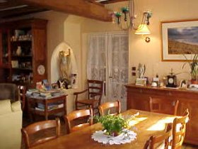 La salla &agrave; manger en table d'h&ocirc;tes